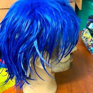Adjustable blue wig